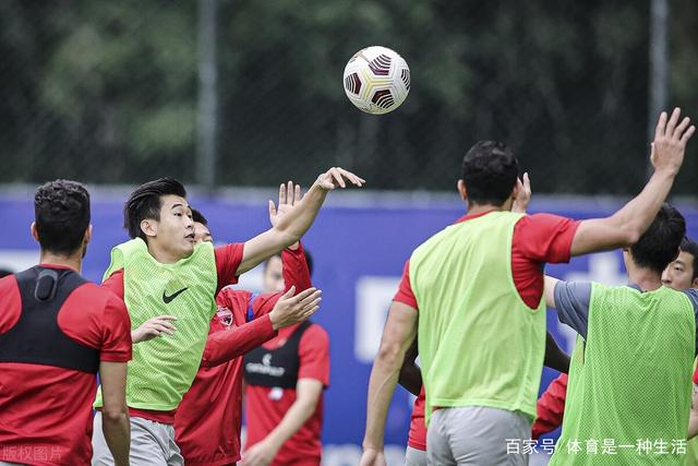 八卦媒体曝料 瓜迪奥拉外遇对象出席太太团合影